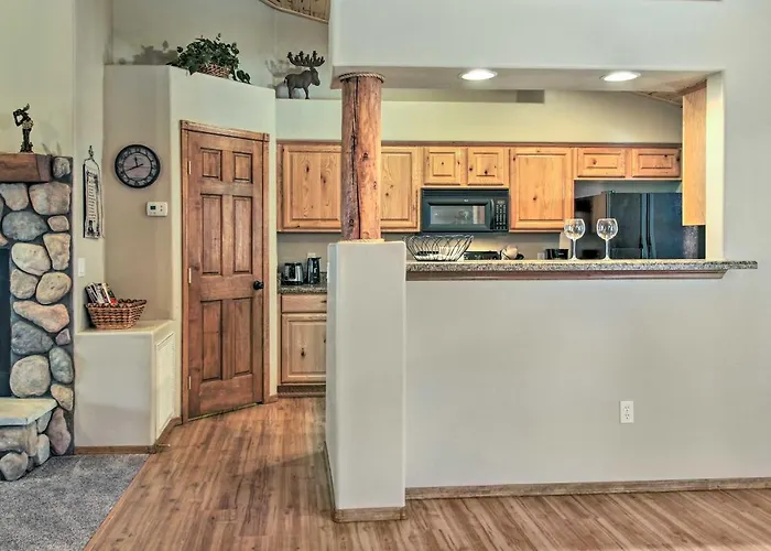 3 Mi To Dtwn: Show Retreat W/ 2 Decks Holiday home