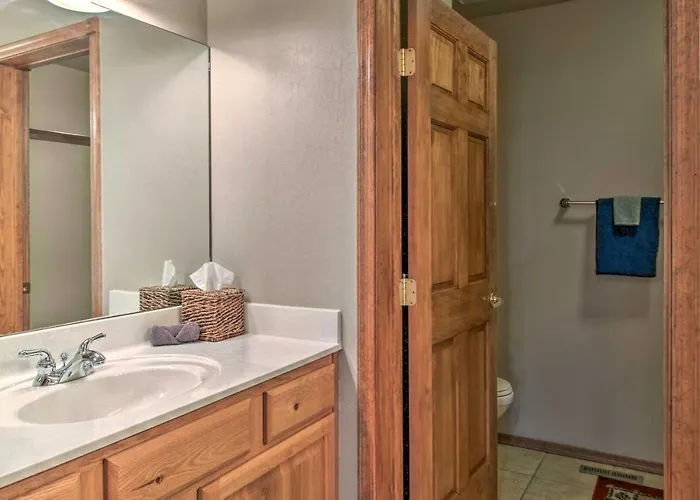 3 Mi To Dtwn: Show Retreat W/ 2 Decks Holiday home