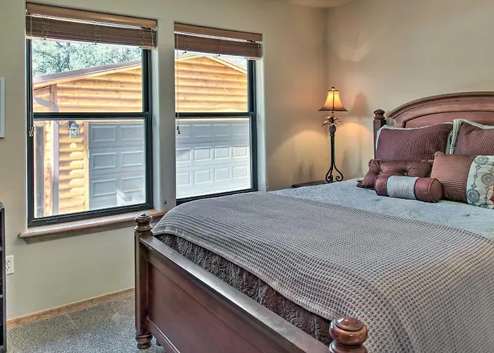 3 Mi To Dtwn: Show Retreat W/ 2 Decks Holiday home