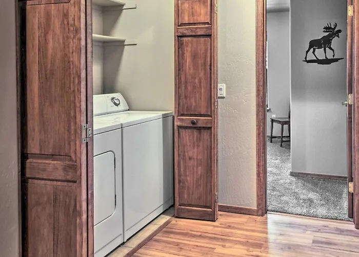 Holiday home 3 Mi To Dtwn: Show Retreat W/ 2 Decks *