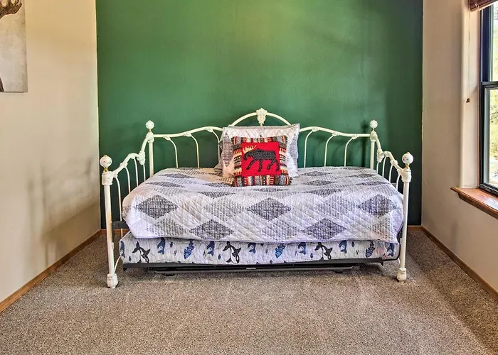 3 Mi To Dtwn: Show Retreat W/ 2 Decks Holiday home