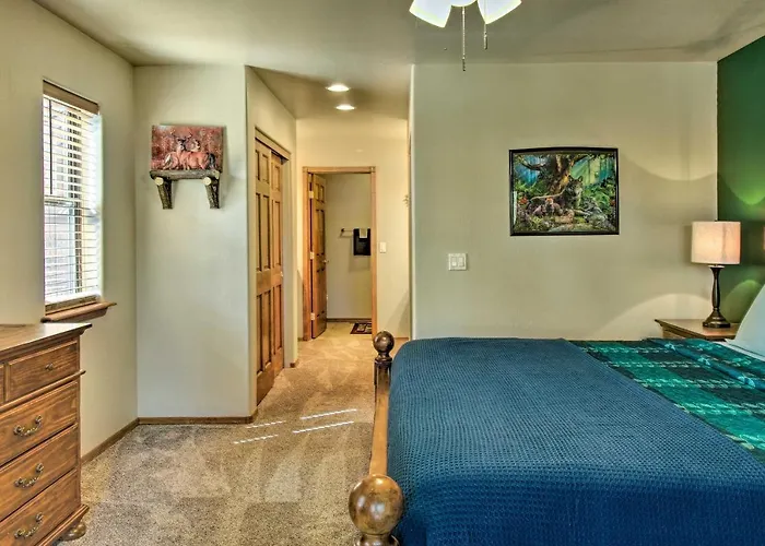 Holiday home 3 Mi To Dtwn: Show Retreat W/ 2 Decks *